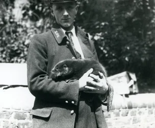 1922年6月、ロンドン動物園で飼育係のレスリーマーティンフレウィンがカワウソの子を抱きしめて